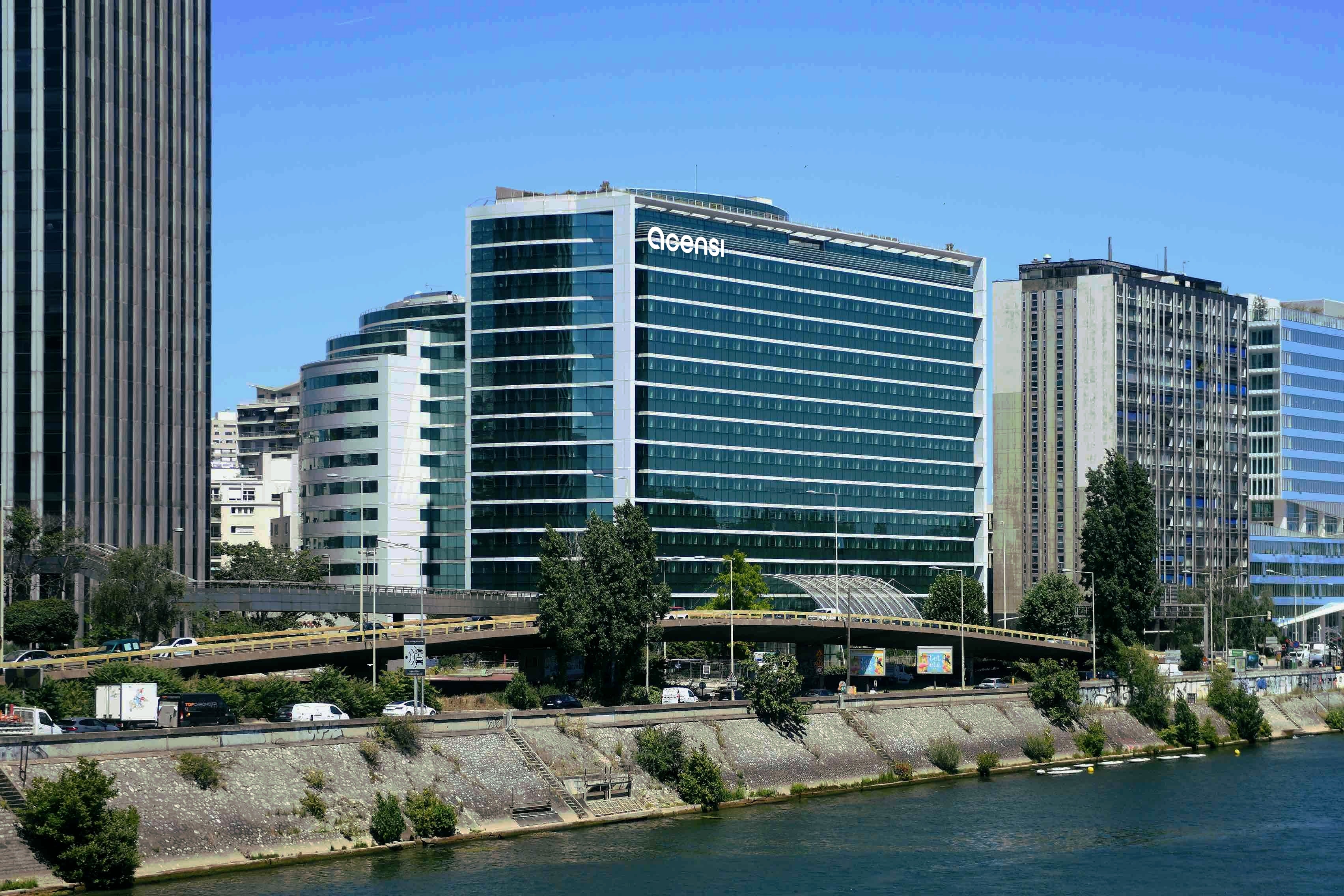 La Tour Canopy, siège d’ACENSI à Courbevoie, vue depuis la Seine, avec l’enseigne ACENSI